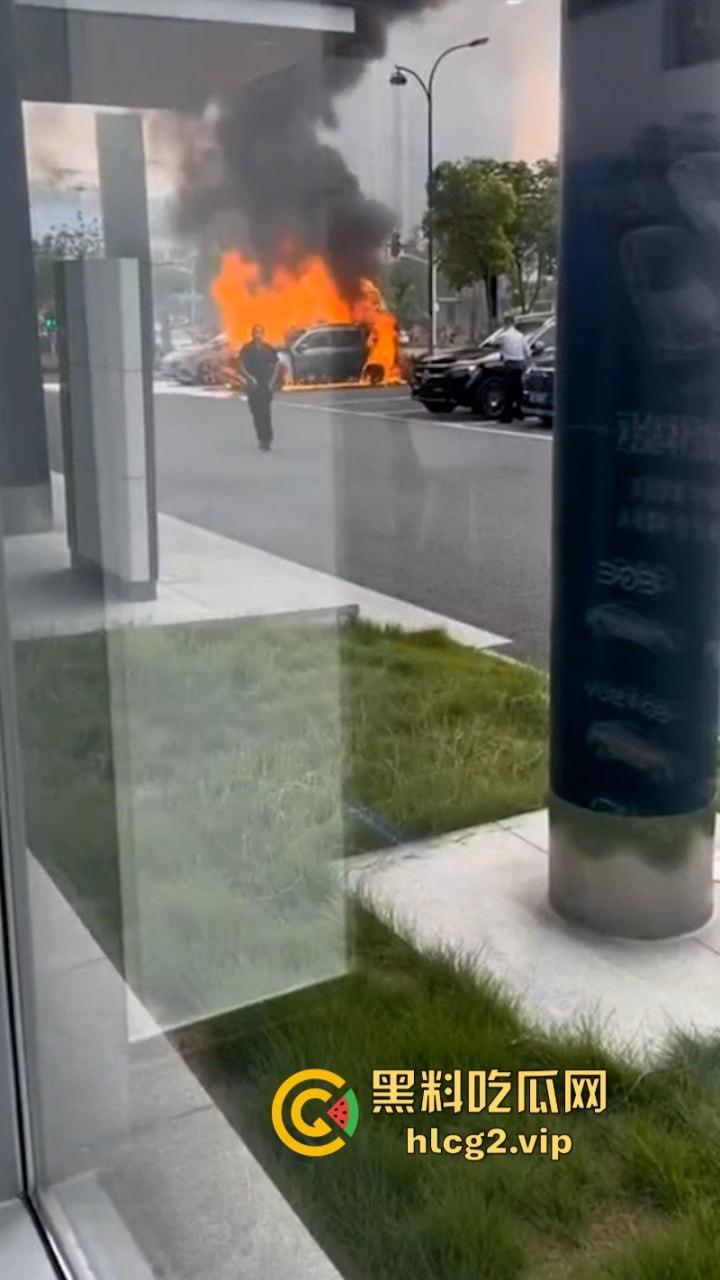 愿三叉照耀你的事业与前程又又又着了？奔驰4S店再曝新能源车自燃事件！  第4张