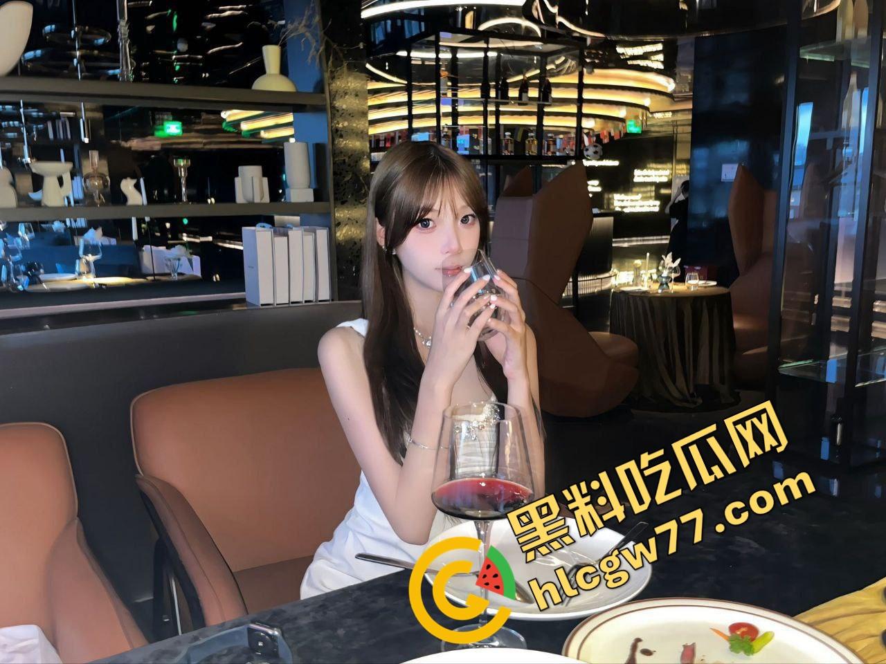 网友投稿聊了俩月终于约上极品少妇，结果床上骚得开口叫爸爸，老哥爆操根本刹不住！  第3张