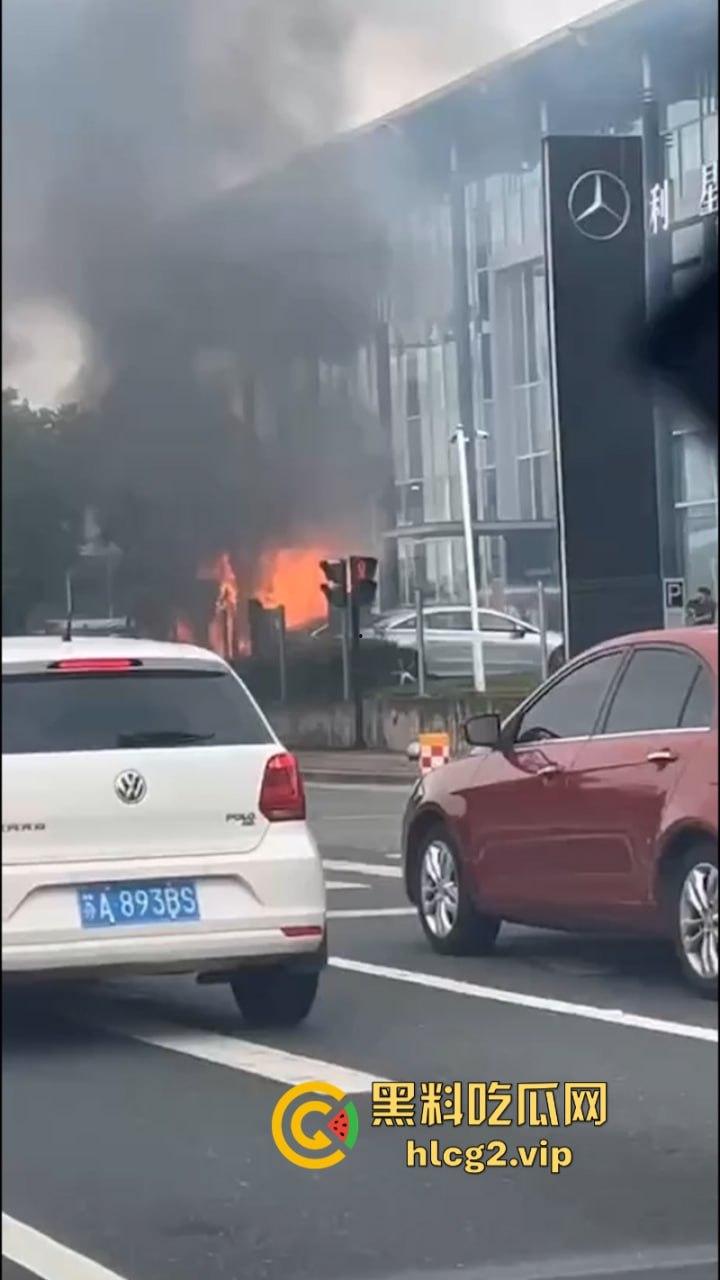 愿三叉照耀你的事业与前程又又又着了？奔驰4S店再曝新能源车自燃事件！  第6张