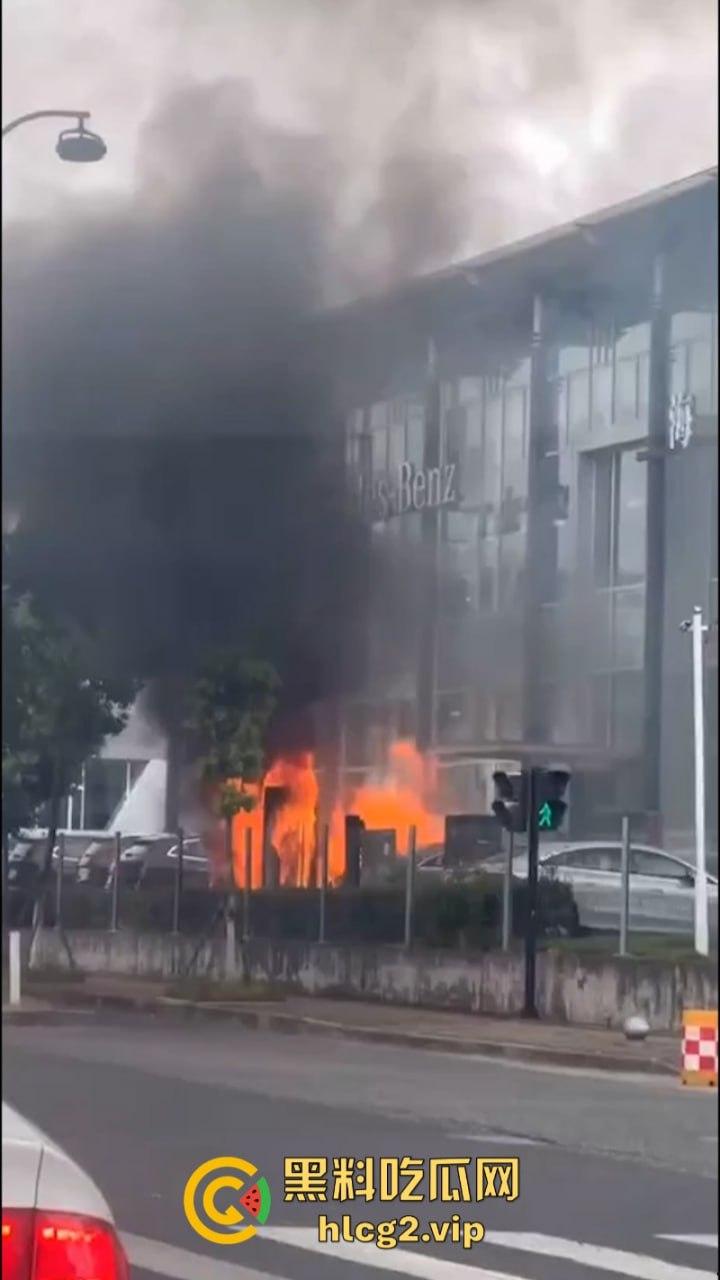 愿三叉照耀你的事业与前程又又又着了？奔驰4S店再曝新能源车自燃事件！  第7张