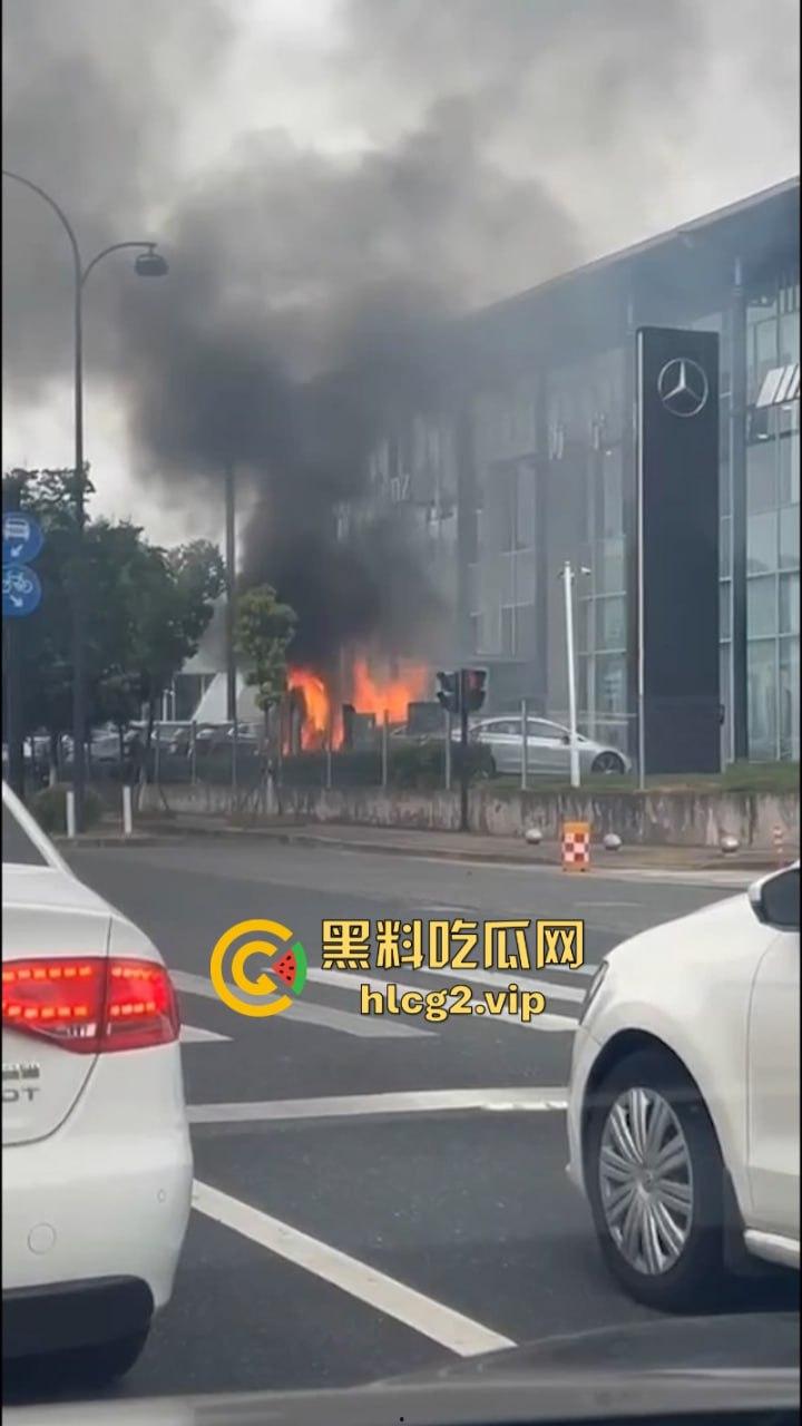 愿三叉照耀你的事业与前程又又又着了？奔驰4S店再曝新能源车自燃事件！  第8张