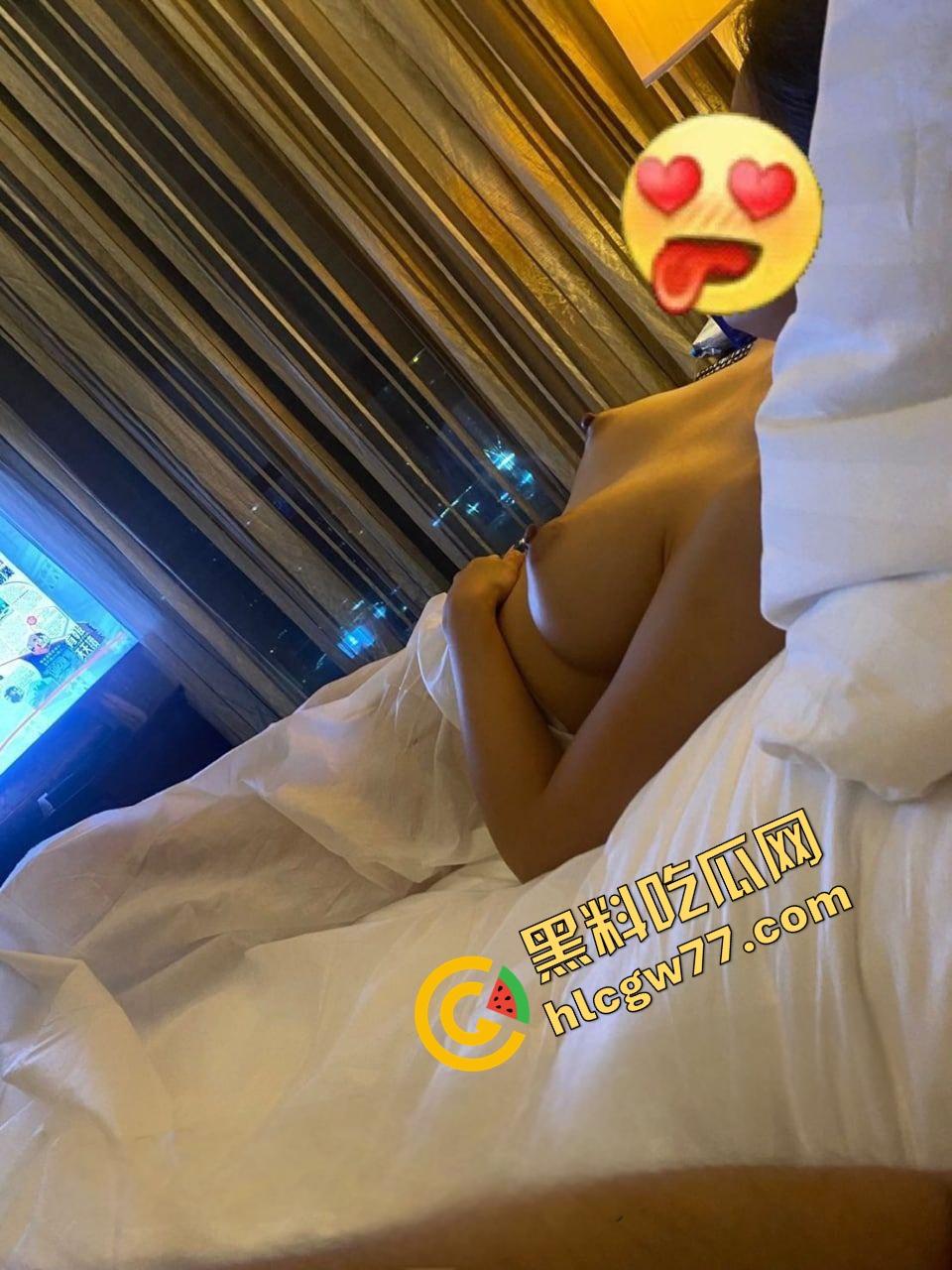 网友投稿聊了俩月终于约上极品少妇，结果床上骚得开口叫爸爸，老哥爆操根本刹不住！  第10张