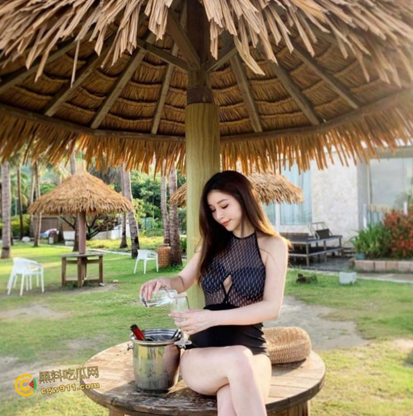 温州万达集团白领【萧淋淋】，被约炮大神忽悠调教，主动在车上口爆吞精，带回酒店无套爆操！  第4张