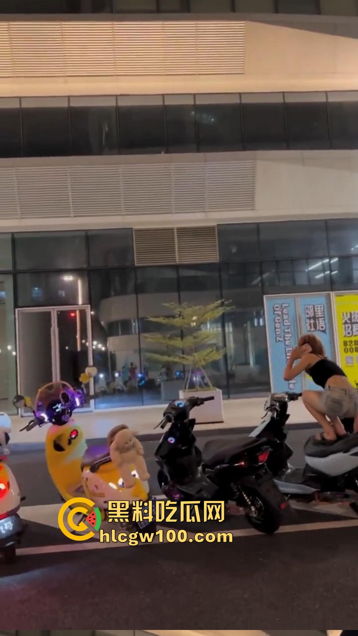 杜卡迪V4保时捷911都不如小牛电动车有排面?毕竟是黄毛精神小妹的专属神车,吃过的逼比你吃过的饭还多! 第4张 杜卡迪V4保时捷911都不如小牛电动车有排面?毕竟是黄毛精神小妹的专属神车,吃过的逼比你吃过的饭还多! 第4张