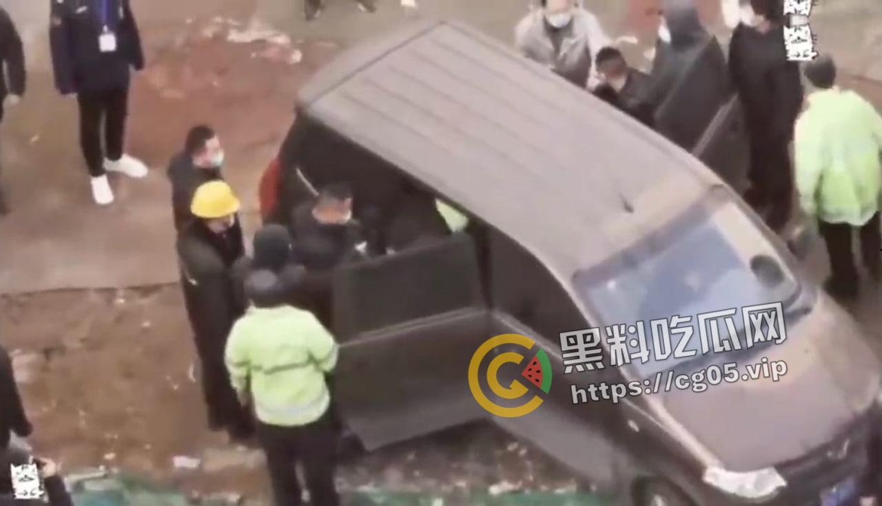 西安经济开发区岗家寨欺骗居民离开后强拆 有人阻拦将其殴打致死 救护车在旁但不进行施救 现场视频曝光  第3张