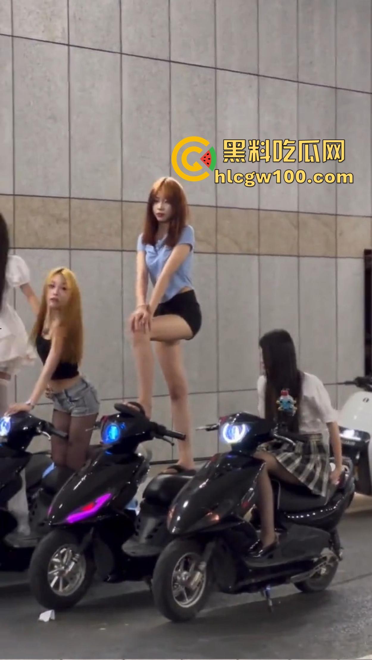 杜卡迪V4保时捷911都不如小牛电动车有排面?毕竟是黄毛精神小妹的专属神车,吃过的逼比你吃过的饭还多! 第10张 杜卡迪V4保时捷911都不如小牛电动车有排面?毕竟是黄毛精神小妹的专属神车,吃过的逼比你吃过的饭还多! 第10张