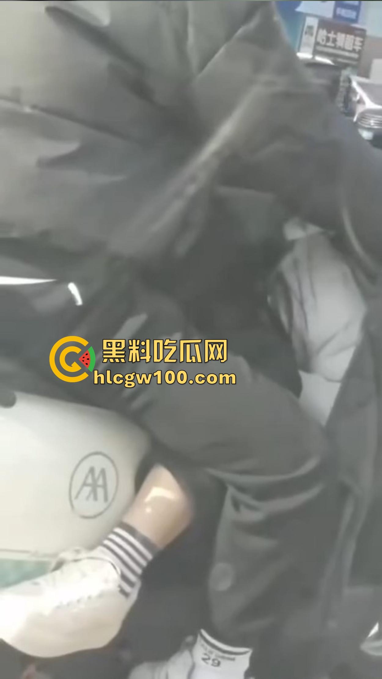 杜卡迪V4保时捷911都不如小牛电动车有排面?毕竟是黄毛精神小妹的专属神车,吃过的逼比你吃过的饭还多! 第14张 杜卡迪V4保时捷911都不如小牛电动车有排面?毕竟是黄毛精神小妹的专属神车,吃过的逼比你吃过的饭还多! 第14张