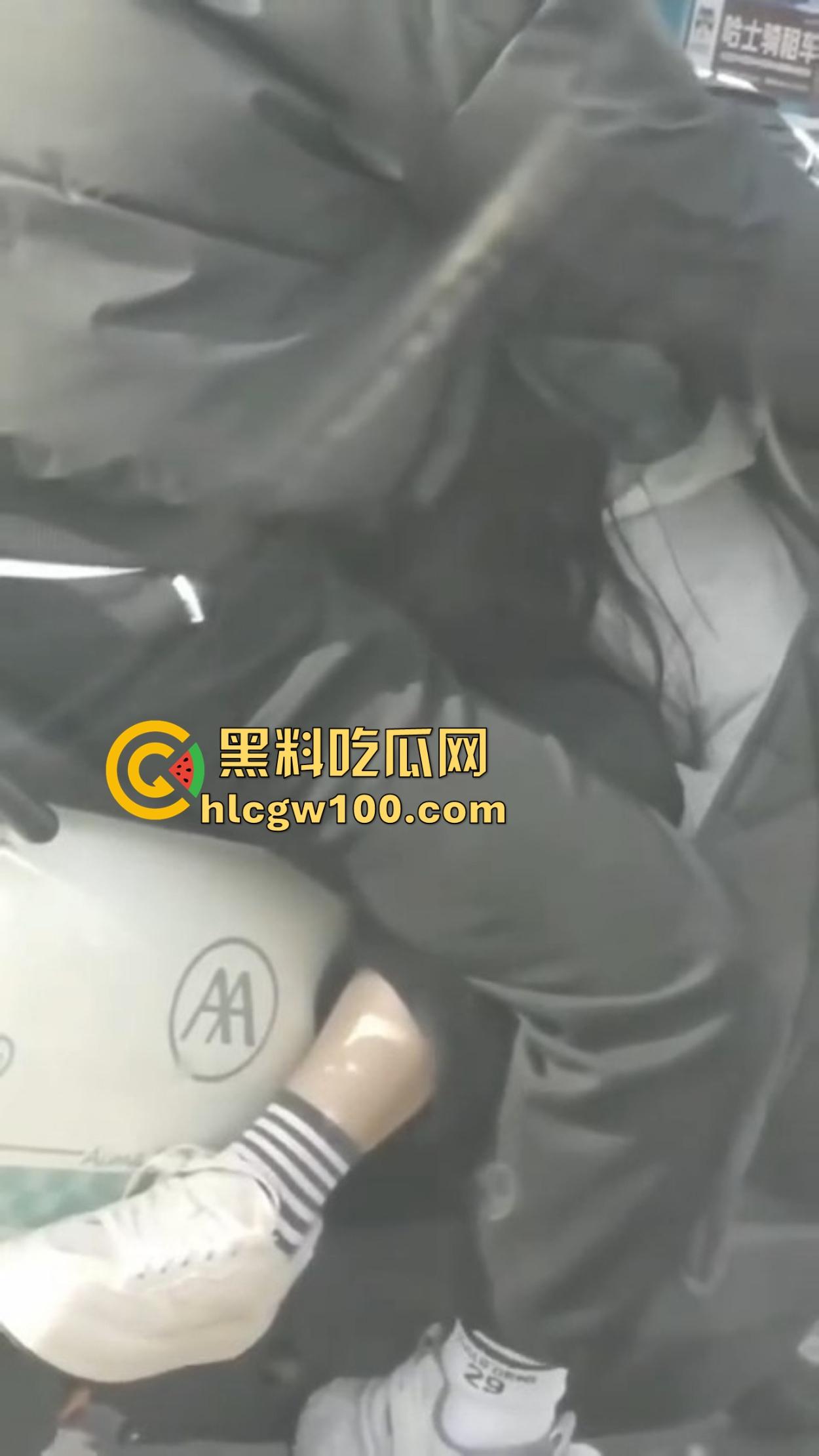 杜卡迪V4保时捷911都不如小牛电动车有排面?毕竟是黄毛精神小妹的专属神车,吃过的逼比你吃过的饭还多! 第15张 杜卡迪V4保时捷911都不如小牛电动车有排面?毕竟是黄毛精神小妹的专属神车,吃过的逼比你吃过的饭还多! 第15张