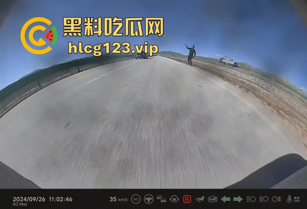 青海打砸拦车事件！警察及时出警，穷山僻壤的刁民居然还敢收过路费？  第4张