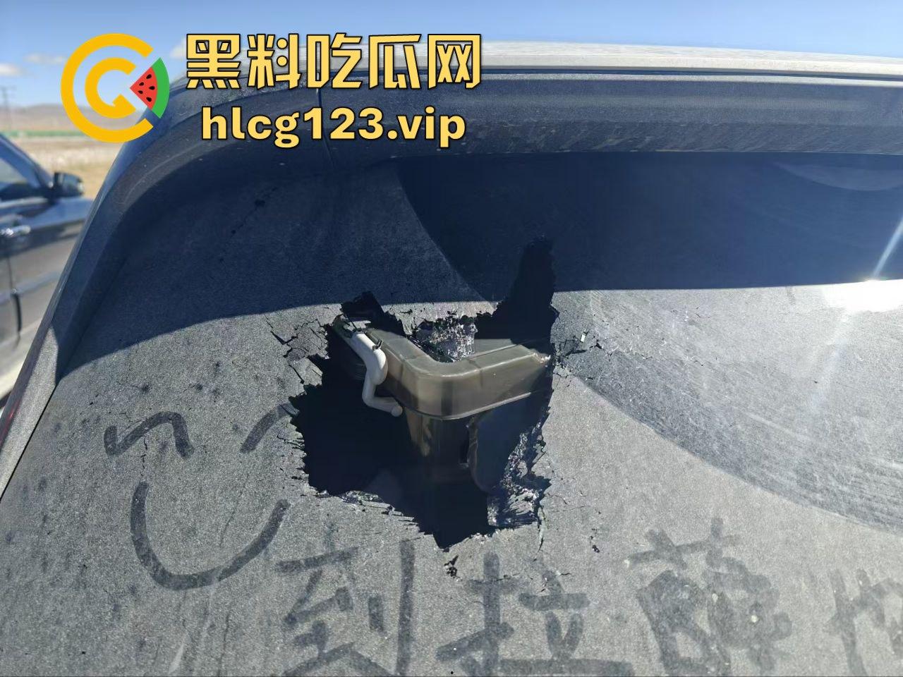 青海打砸拦车事件！警察及时出警，穷山僻壤的刁民居然还敢收过路费？  第8张