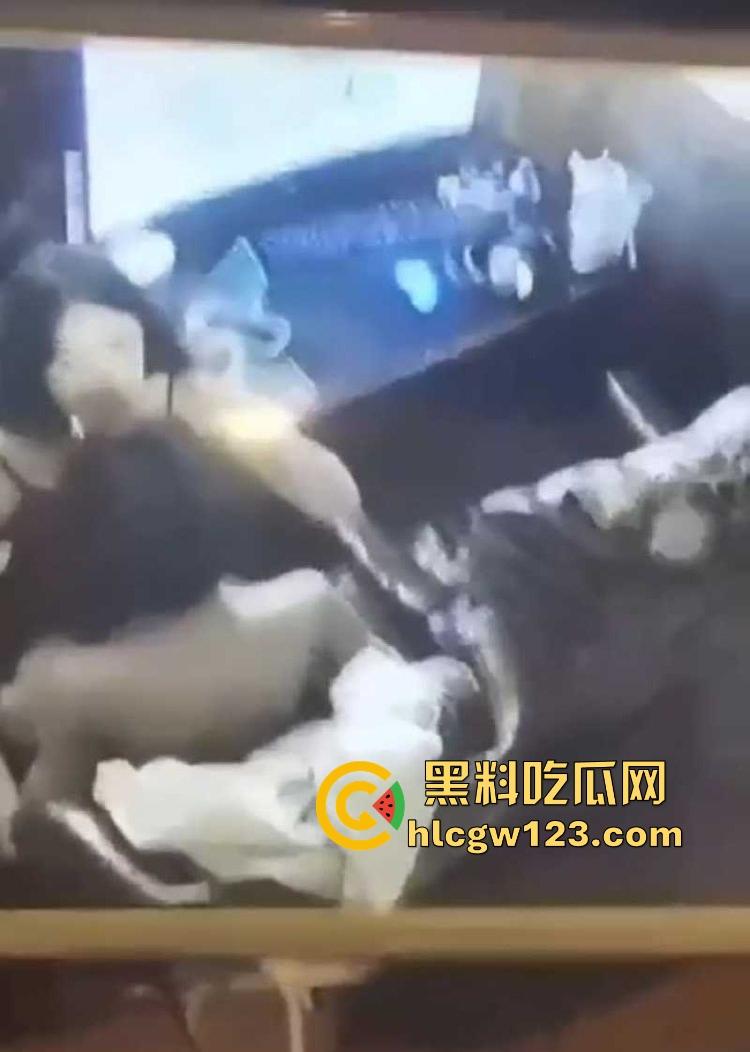 逆天小情侣在网吧做爱还挑衅网管，坐在电竞椅卖弄骚姿 内容炸裂！  第4张