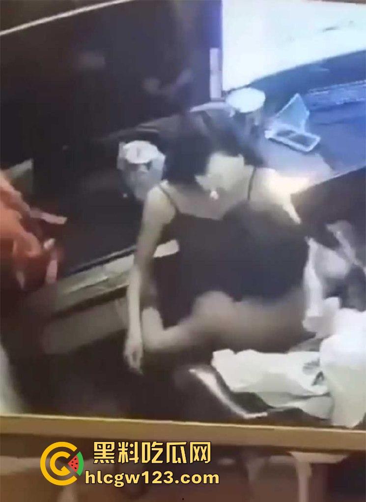 逆天小情侣在网吧做爱还挑衅网管，坐在电竞椅卖弄骚姿 内容炸裂！  第6张