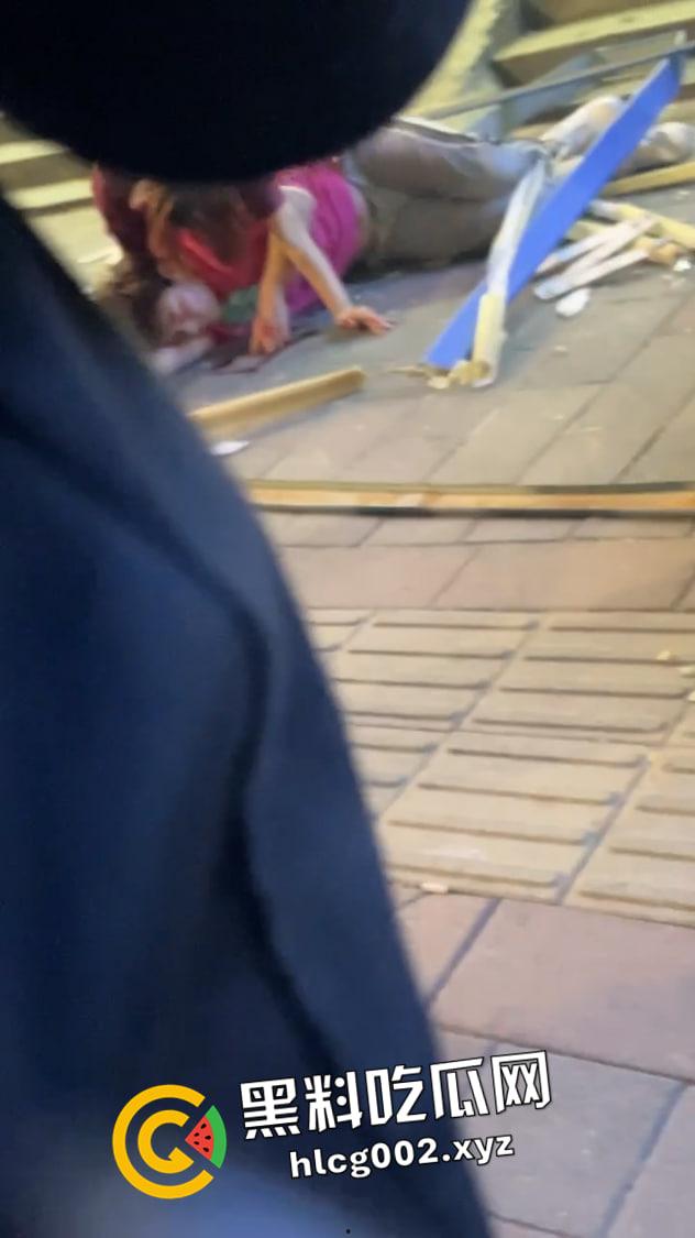 瓜友求瓜！禹州建设路痴情男跳楼现场 情侣吵架吵到跳楼 现场视频流出  第8张