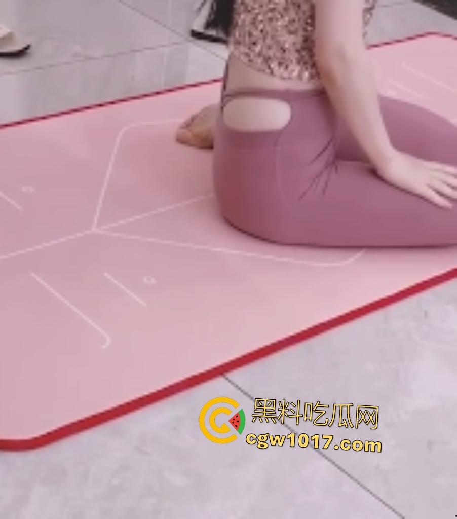 嫂子穿瑜伽裤勾引小叔子，争论性爱姿势后直接开干，家中狂野实验后入式，骚逼猛夹鸡巴，逼得射满肚子！  第1张