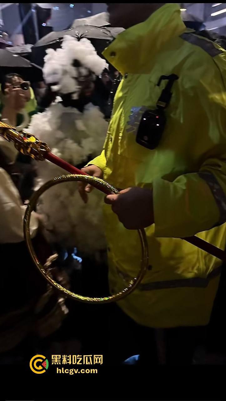 上海中山公园coser夜晚集体发疯,唱歌玩得嗨被带走!场面混乱如甄嬛传翻拍! 第3张 上海中山公园coser夜晚集体发疯,唱歌玩得嗨被带走!场面混乱如甄嬛传翻拍! 第3张