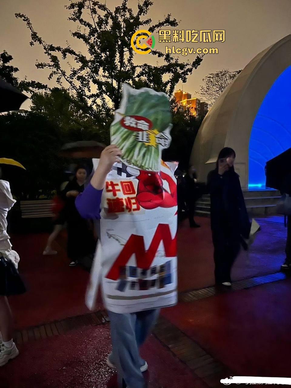 上海中山公园coser夜晚集体发疯,唱歌玩得嗨被带走!场面混乱如甄嬛传翻拍! 第5张 上海中山公园coser夜晚集体发疯,唱歌玩得嗨被带走!场面混乱如甄嬛传翻拍! 第5张