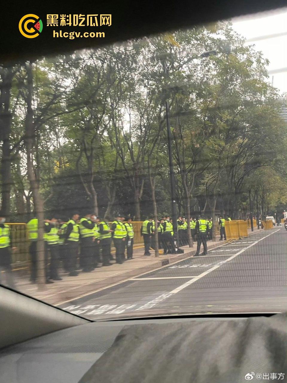 上海中山公园coser夜晚集体发疯,唱歌玩得嗨被带走!场面混乱如甄嬛传翻拍! 第10张 上海中山公园coser夜晚集体发疯,唱歌玩得嗨被带走!场面混乱如甄嬛传翻拍! 第10张