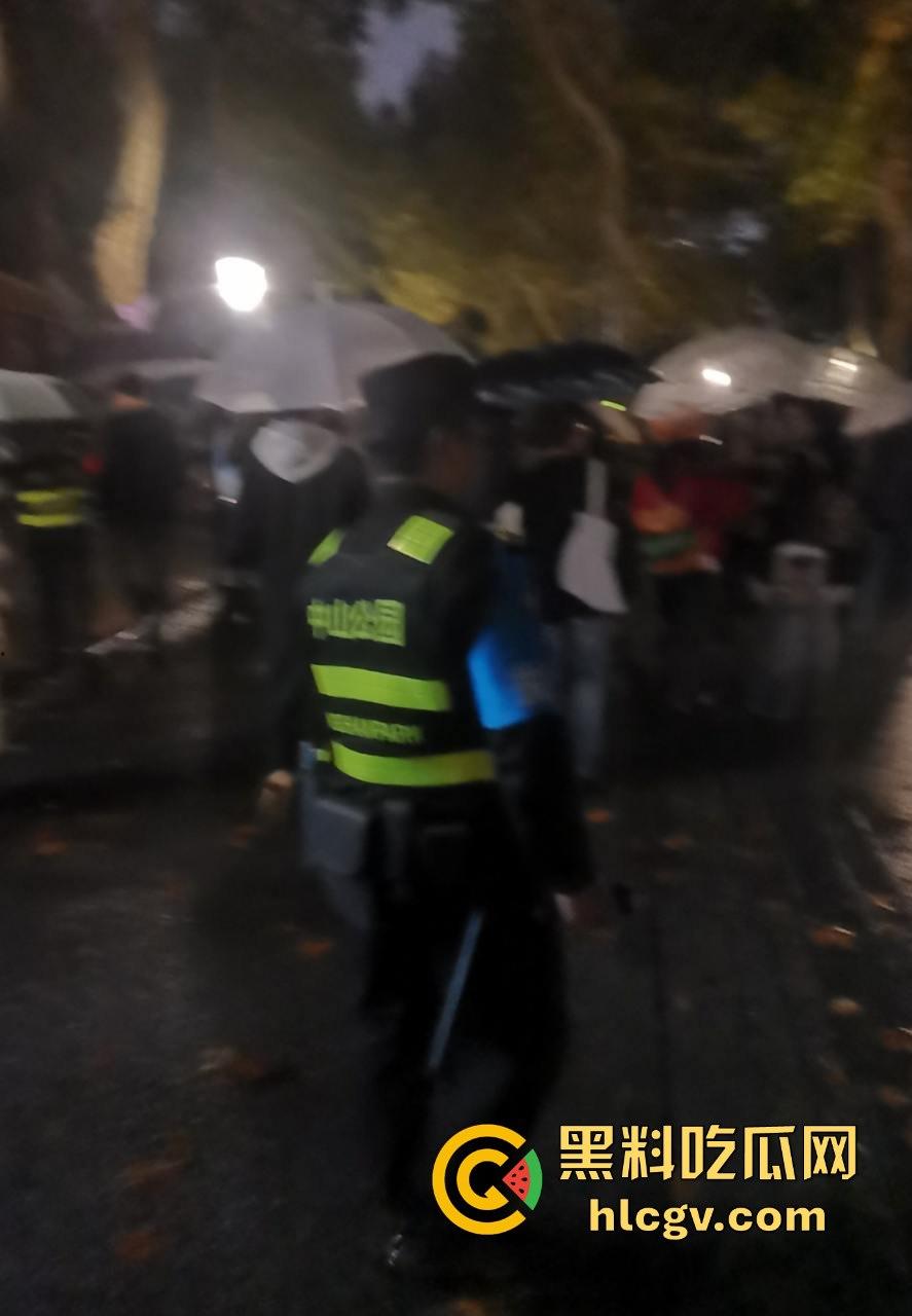 上海中山公园coser夜晚集体发疯,唱歌玩得嗨被带走!场面混乱如甄嬛传翻拍! 第15张 上海中山公园coser夜晚集体发疯,唱歌玩得嗨被带走!场面混乱如甄嬛传翻拍! 第15张