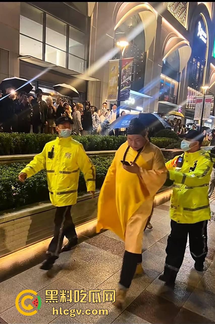 上海中山公园coser夜晚集体发疯,唱歌玩得嗨被带走!场面混乱如甄嬛传翻拍! 第16张 上海中山公园coser夜晚集体发疯,唱歌玩得嗨被带走!场面混乱如甄嬛传翻拍! 第16张