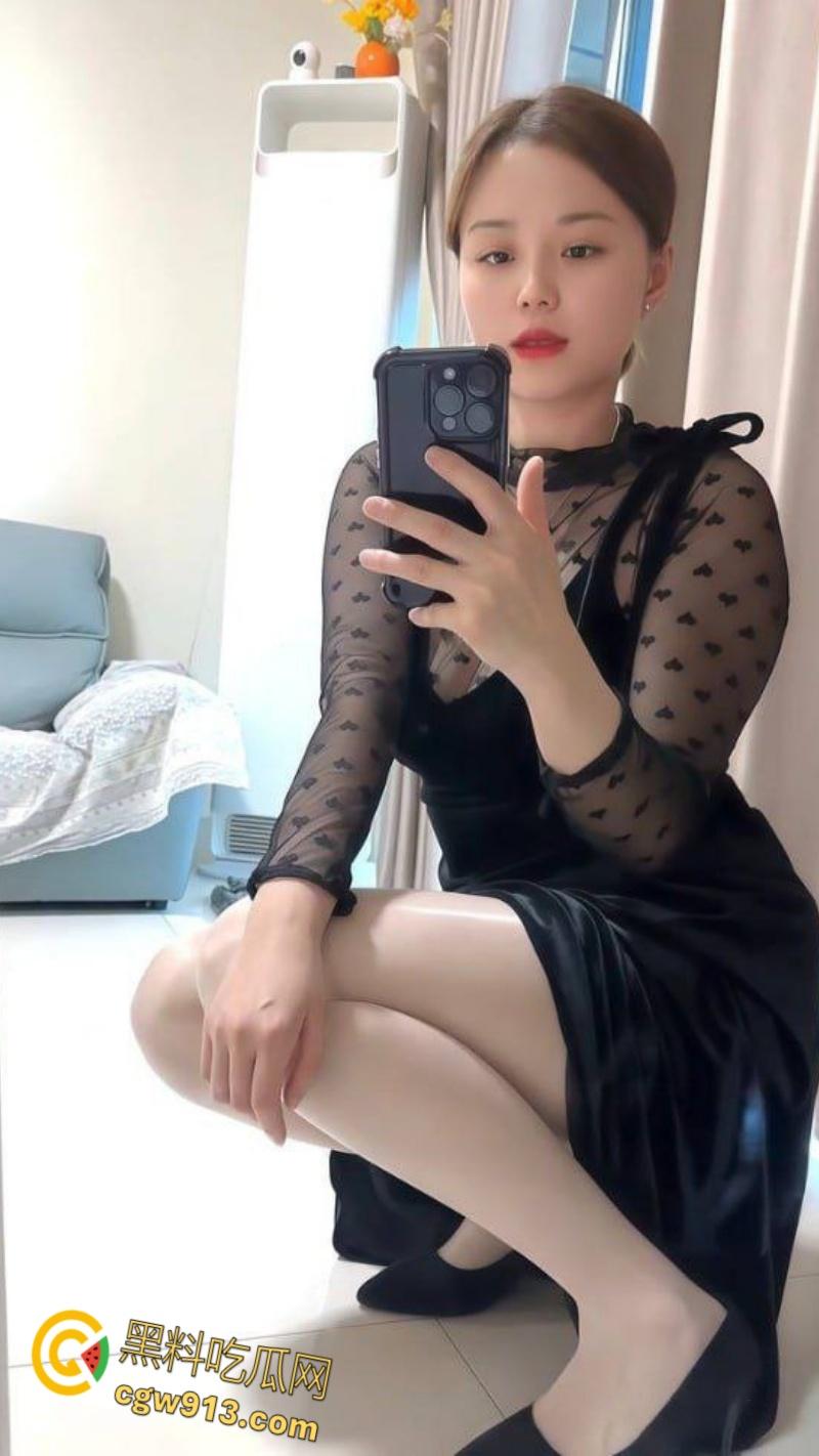 抖音熟女网红【杨枝甘露】，巨乳宝妈卖片捞金，各种情趣露出，玩具自慰花式插穴，老A8也是A8 ！  第2张