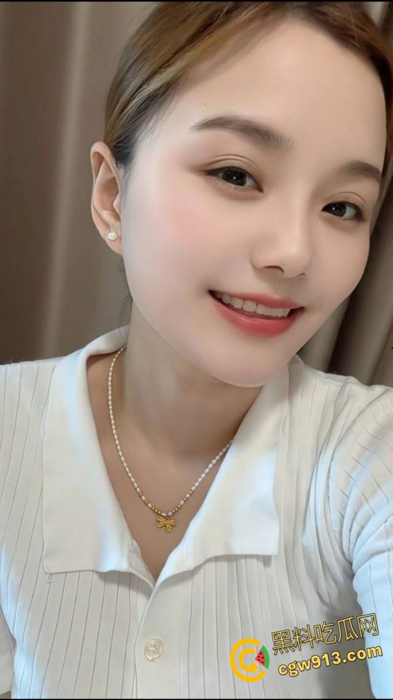 抖音熟女网红【杨枝甘露】，巨乳宝妈卖片捞金，各种情趣露出，玩具自慰花式插穴，老A8也是A8 ！  第4张