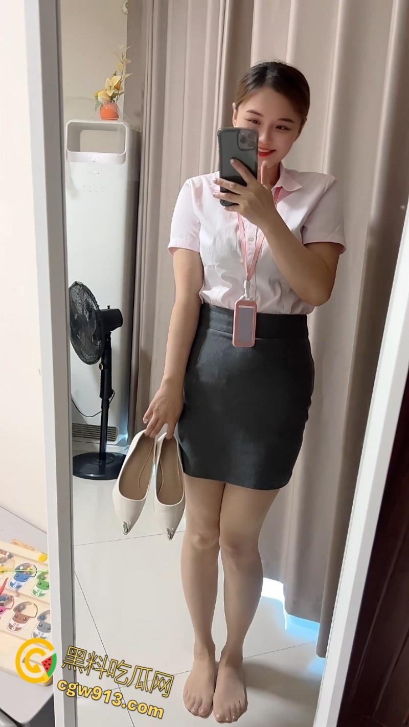 抖音熟女网红【杨枝甘露】，巨乳宝妈卖片捞金，各种情趣露出，玩具自慰花式插穴，老A8也是A8 ！  第5张