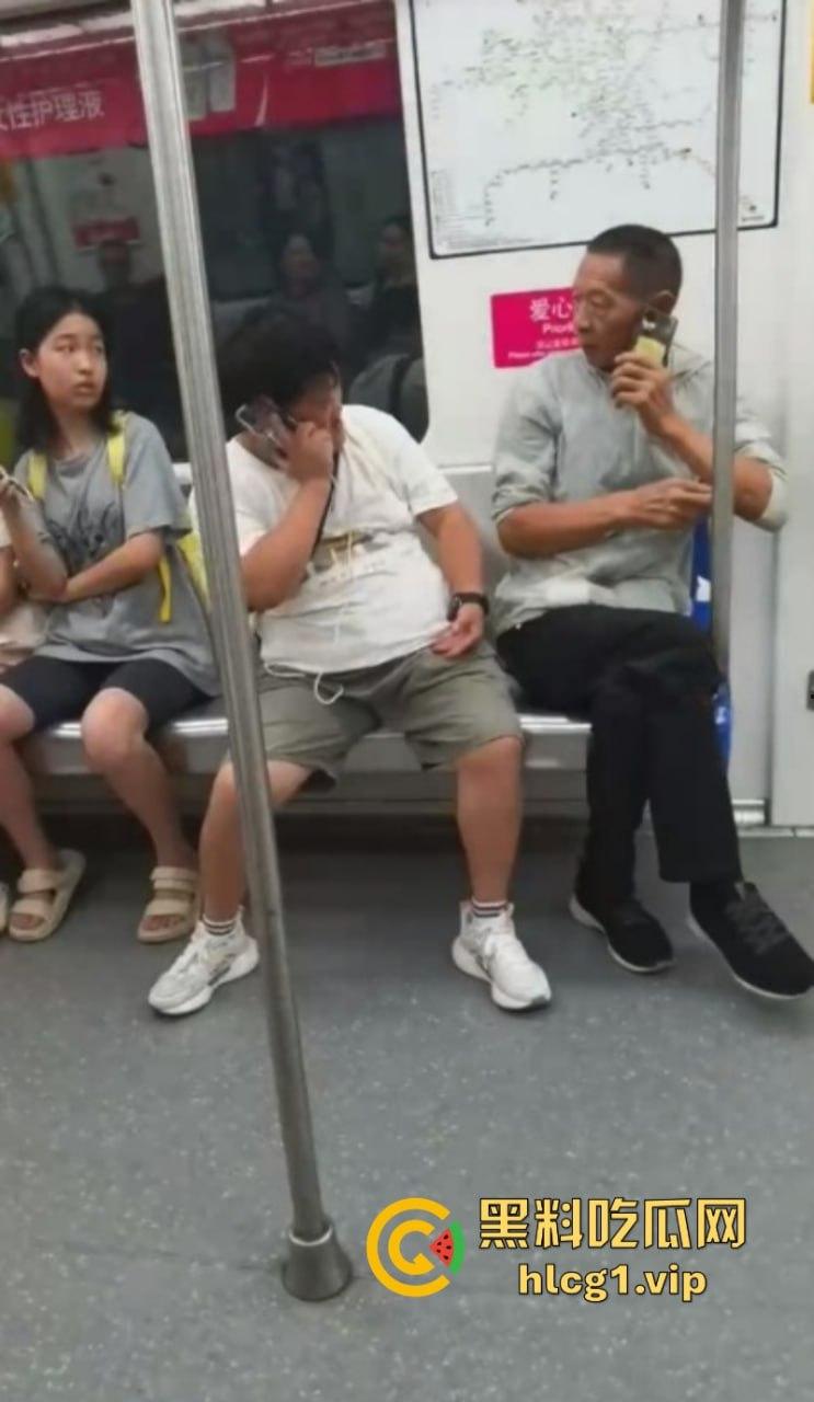 大爷:你换个人摸可好?女子地铁内多次摸大爷身体吓跑同排乘客! 第2张 大爷:你换个人摸可好?女子地铁内多次摸大爷身体吓跑同排乘客! 第2张