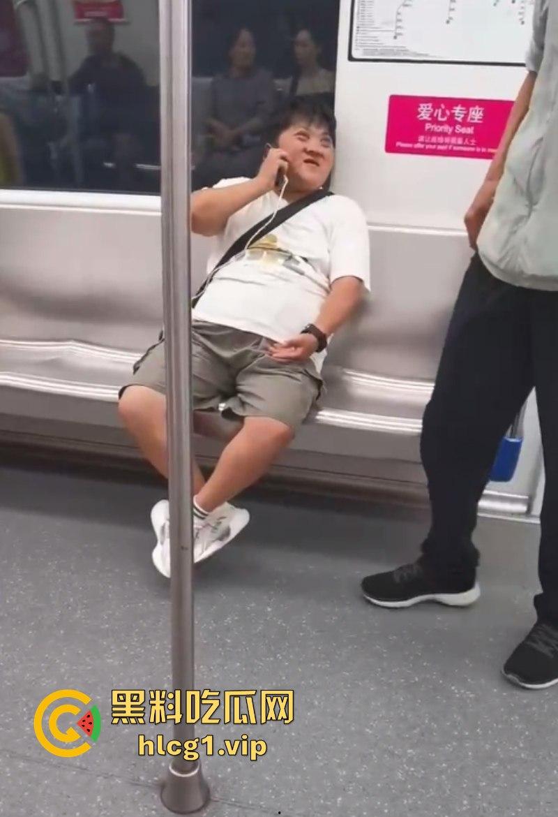 大爷:你换个人摸可好?女子地铁内多次摸大爷身体吓跑同排乘客! 第3张 大爷:你换个人摸可好?女子地铁内多次摸大爷身体吓跑同排乘客! 第3张