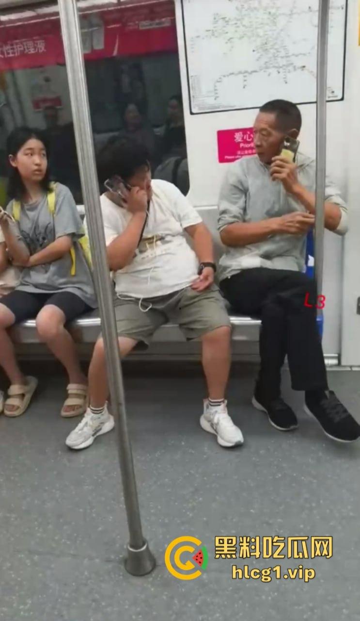 大爷:你换个人摸可好?女子地铁内多次摸大爷身体吓跑同排乘客! 第4张 大爷:你换个人摸可好?女子地铁内多次摸大爷身体吓跑同排乘客! 第4张