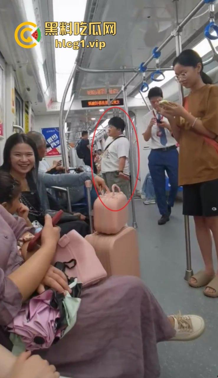 大爷:你换个人摸可好?女子地铁内多次摸大爷身体吓跑同排乘客! 第5张 大爷:你换个人摸可好?女子地铁内多次摸大爷身体吓跑同排乘客! 第5张