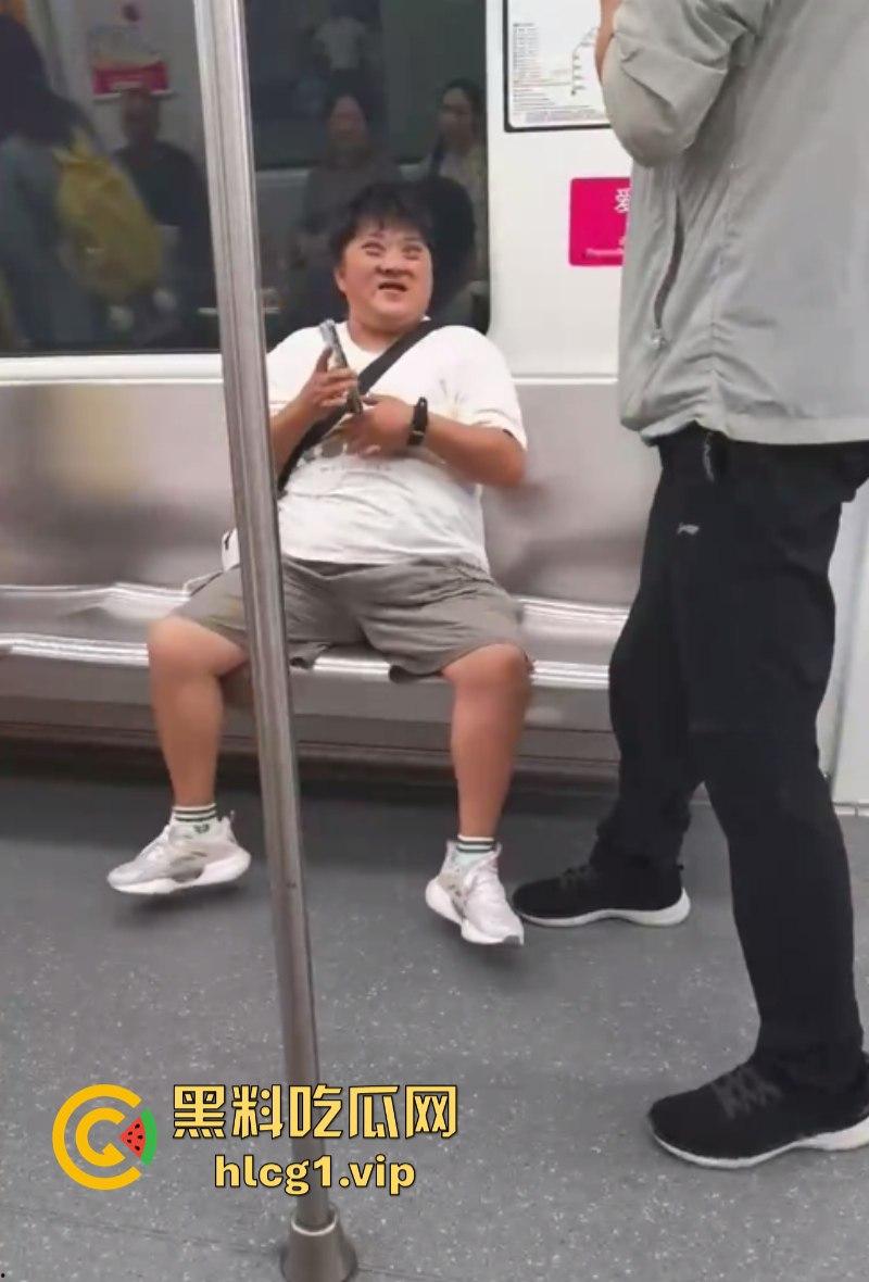 大爷:你换个人摸可好?女子地铁内多次摸大爷身体吓跑同排乘客! 第6张 大爷:你换个人摸可好?女子地铁内多次摸大爷身体吓跑同排乘客! 第6张