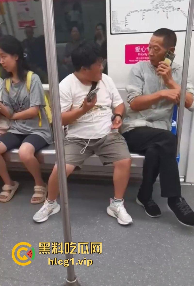 大爷:你换个人摸可好?女子地铁内多次摸大爷身体吓跑同排乘客! 第7张 大爷:你换个人摸可好?女子地铁内多次摸大爷身体吓跑同排乘客! 第7张