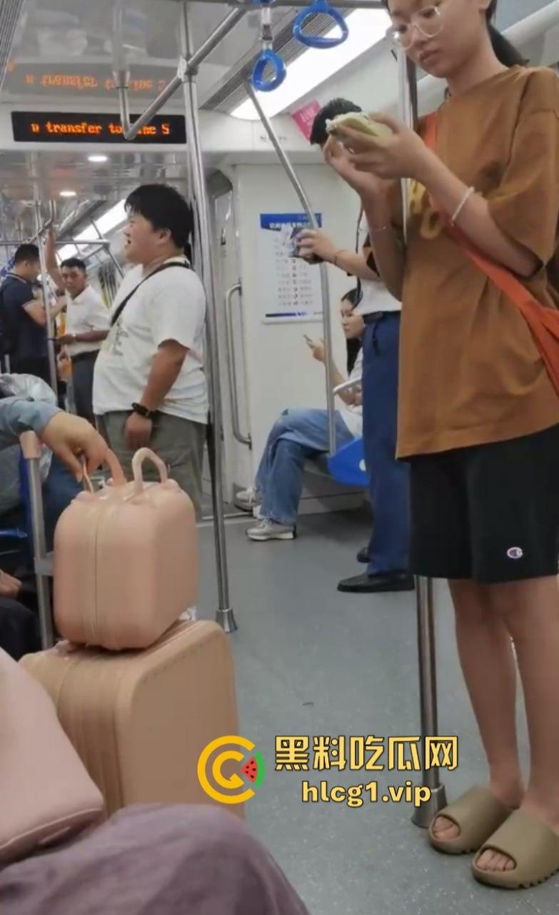 大爷:你换个人摸可好?女子地铁内多次摸大爷身体吓跑同排乘客! 第8张 大爷:你换个人摸可好?女子地铁内多次摸大爷身体吓跑同排乘客! 第8张