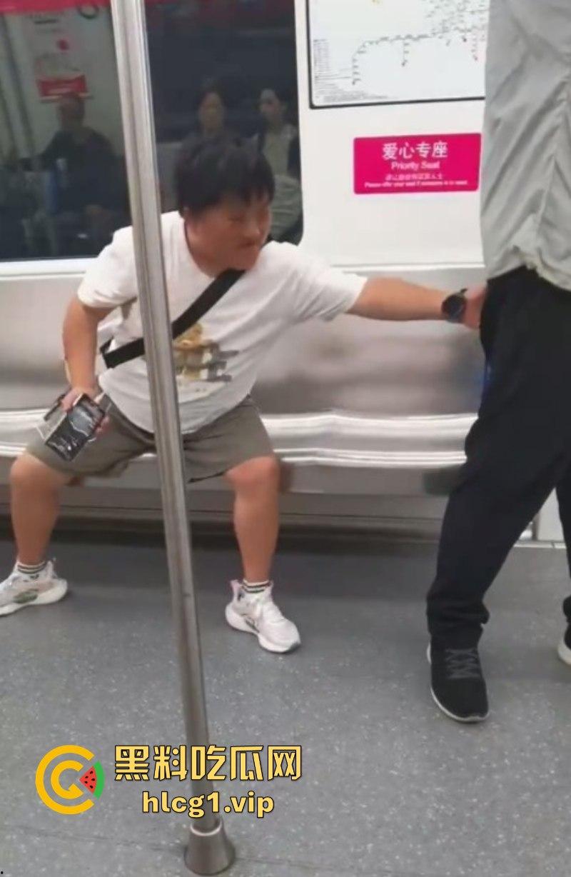 大爷:你换个人摸可好?女子地铁内多次摸大爷身体吓跑同排乘客! 第9张 大爷:你换个人摸可好?女子地铁内多次摸大爷身体吓跑同排乘客! 第9张
