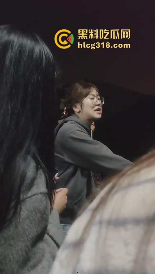 淮北师范生物工程系【祁鹿闻】 男扮女装进女澡堂偷拍被捉，据理力争还死不承认。  第1张