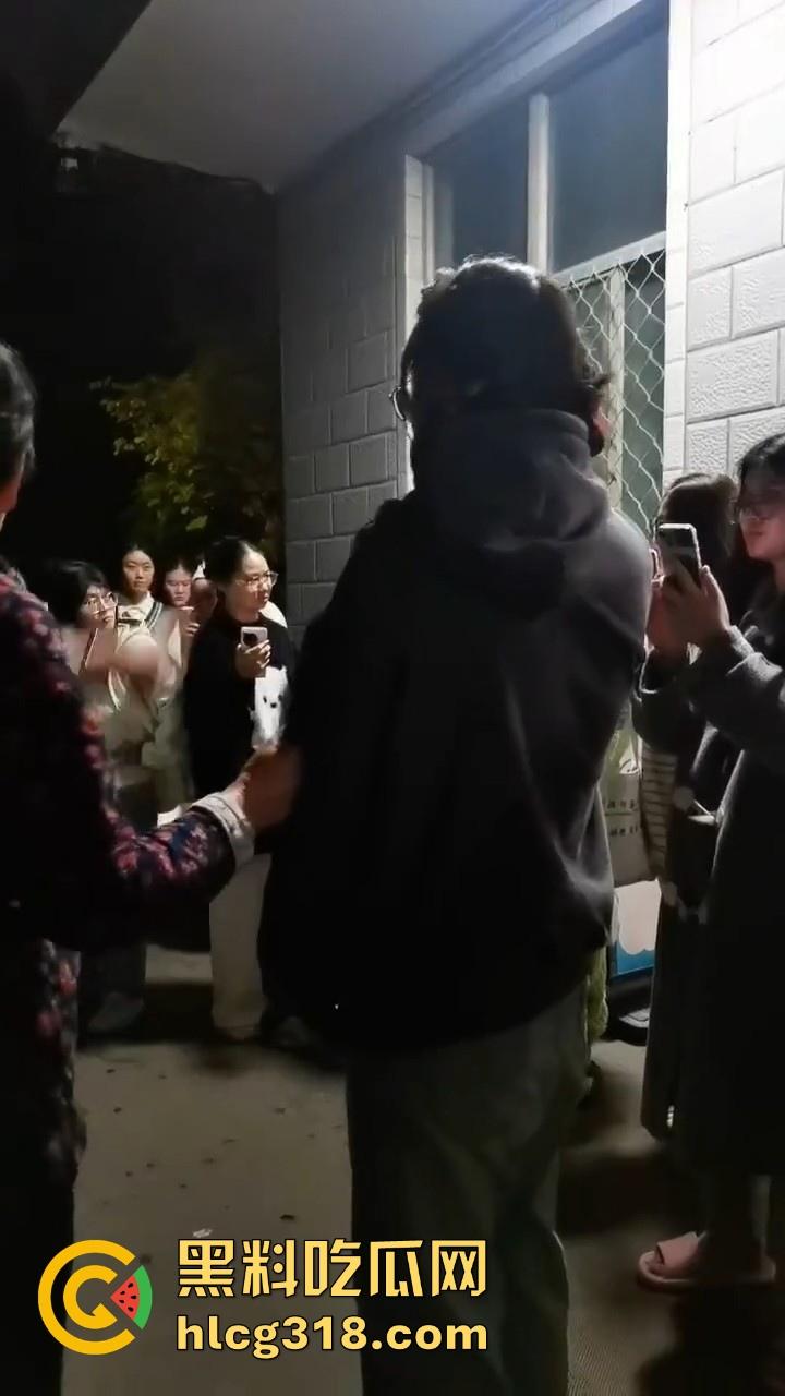 淮北师范生物工程系【祁鹿闻】 男扮女装进女澡堂偷拍被捉，据理力争还死不承认。  第4张