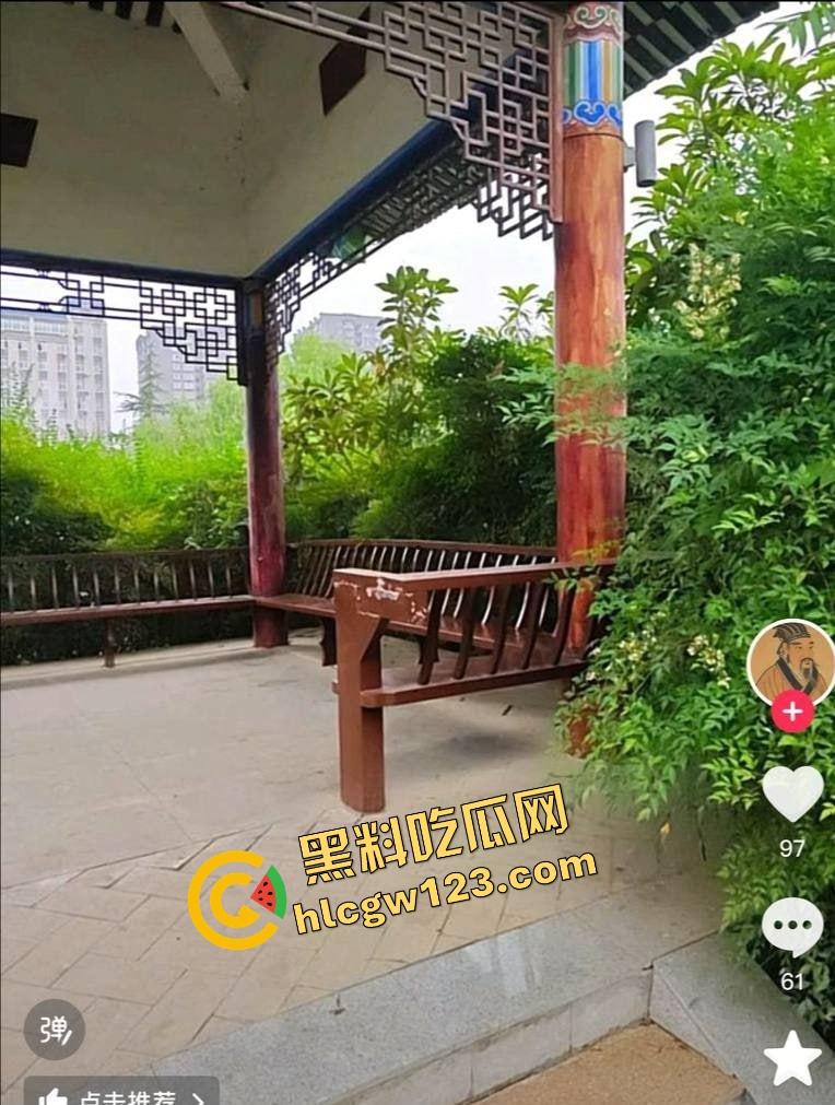 栓Q了兄弟，40秒吃屌传全校，陕西理工情侣校内凉亭乱搞疯传，妹子趴着狂吞直到男的射出来！  第6张