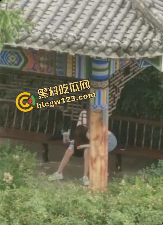 栓Q了兄弟，40秒吃屌传全校，陕西理工情侣校内凉亭乱搞疯传，妹子趴着狂吞直到男的射出来！  第7张