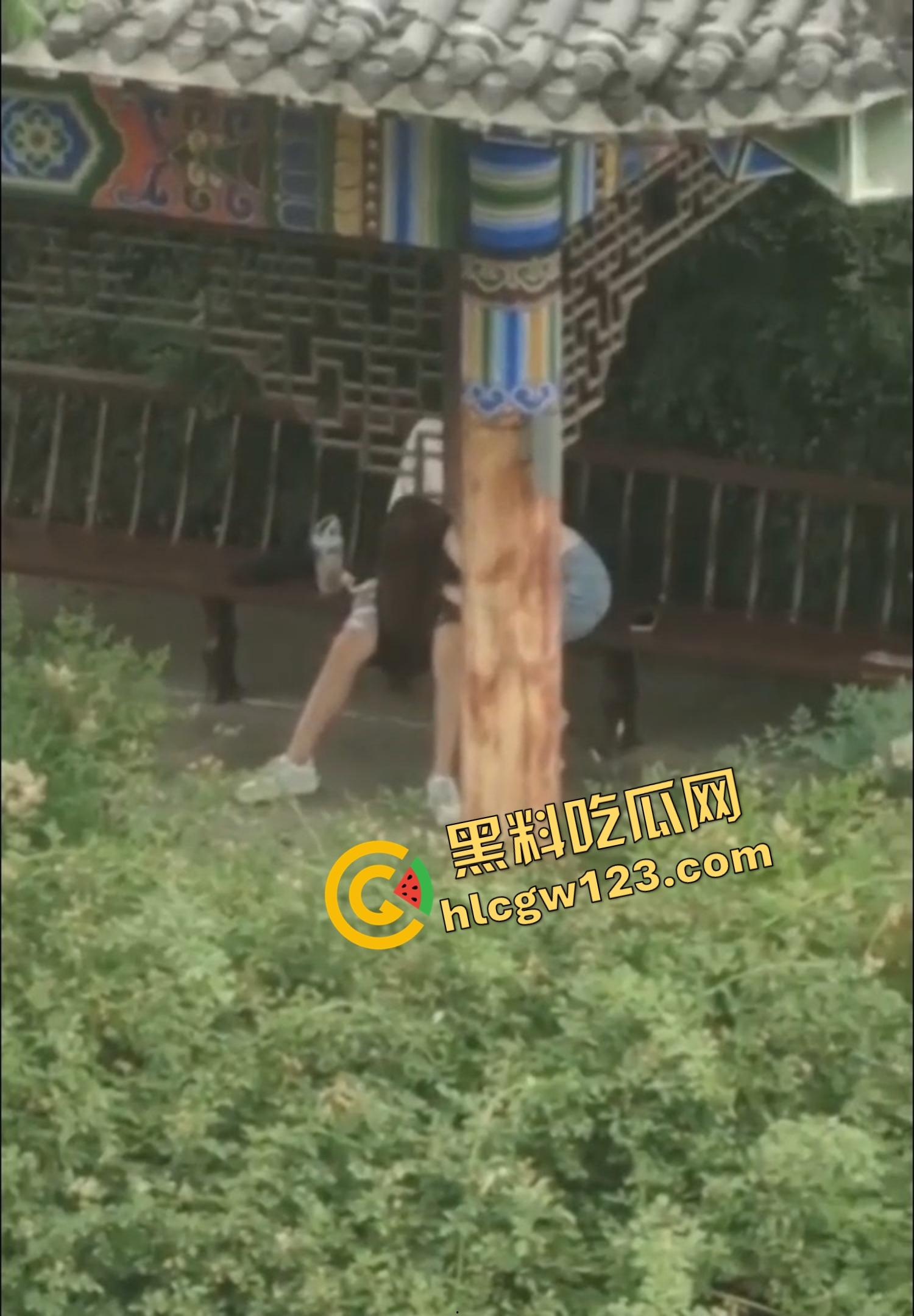 栓Q了兄弟，40秒吃屌传全校，陕西理工情侣校内凉亭乱搞疯传，妹子趴着狂吞直到男的射出来！  第8张