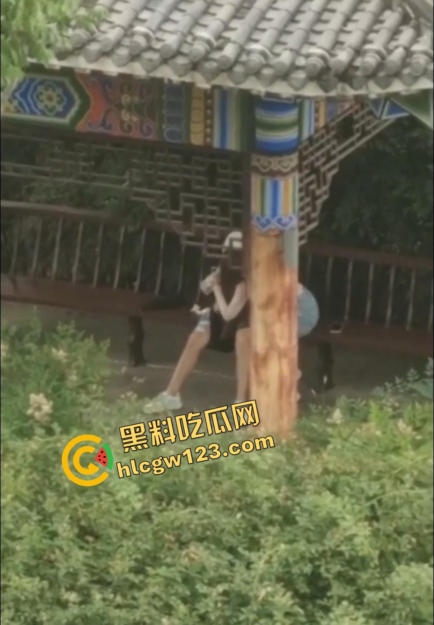 栓Q了兄弟，40秒吃屌传全校，陕西理工情侣校内凉亭乱搞疯传，妹子趴着狂吞直到男的射出来！  第9张