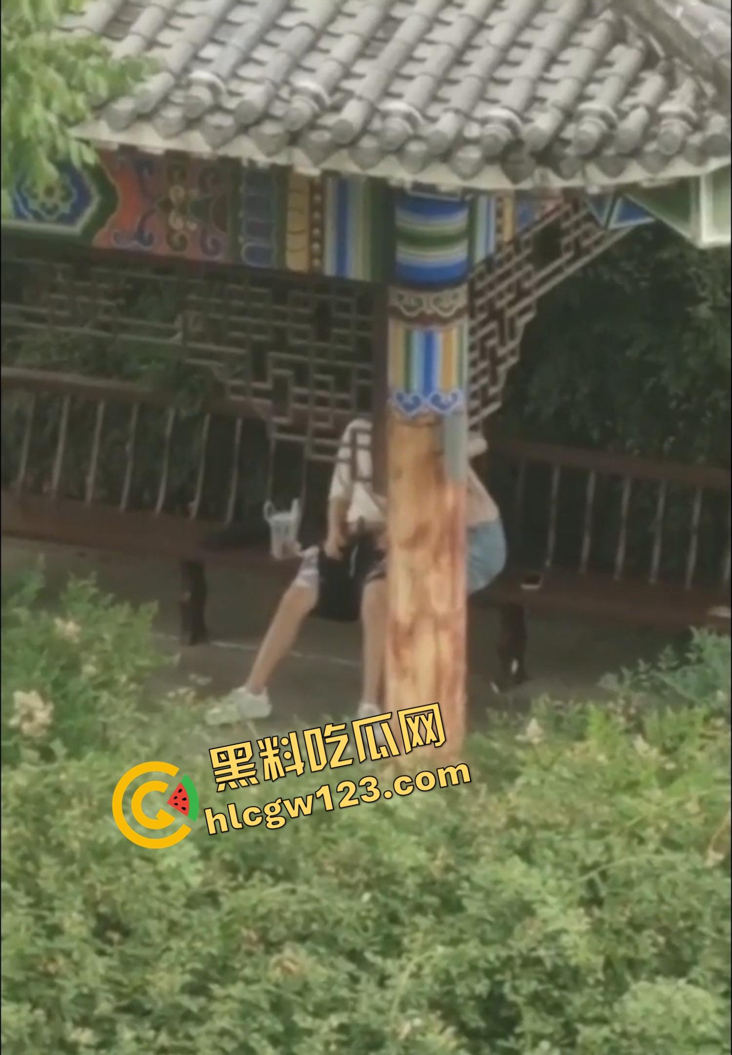 栓Q了兄弟，40秒吃屌传全校，陕西理工情侣校内凉亭乱搞疯传，妹子趴着狂吞直到男的射出来！  第10张