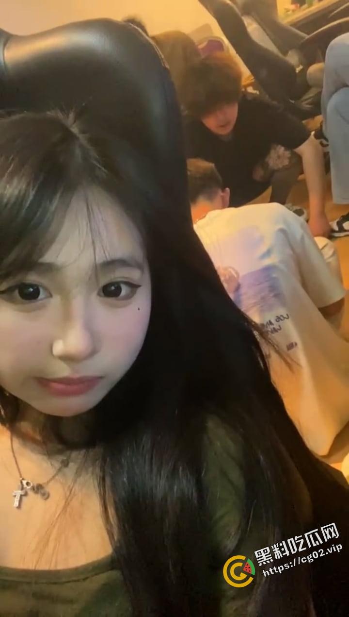 男生造女生黄谣 反被勾引到酒店戏耍 一开门 满屋子的纹身扣脚大汉 围着他暴打羞辱  第1张