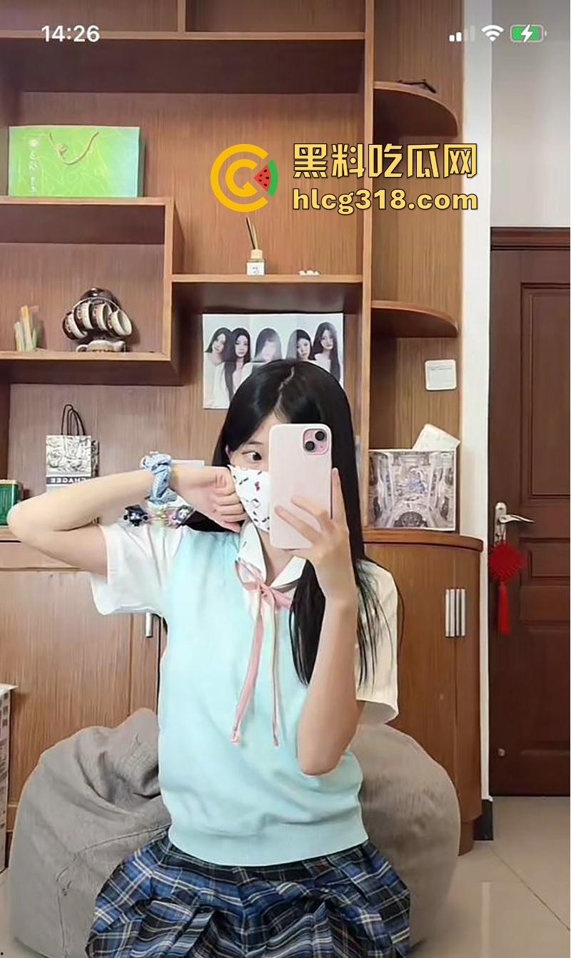 抖音萝莉网红【雪顶蛋糕】私拍福利流出，丝足羞辱比基尼揉奶，清纯的脸蛋粉嫩的穴，这也太反差了！  第9张