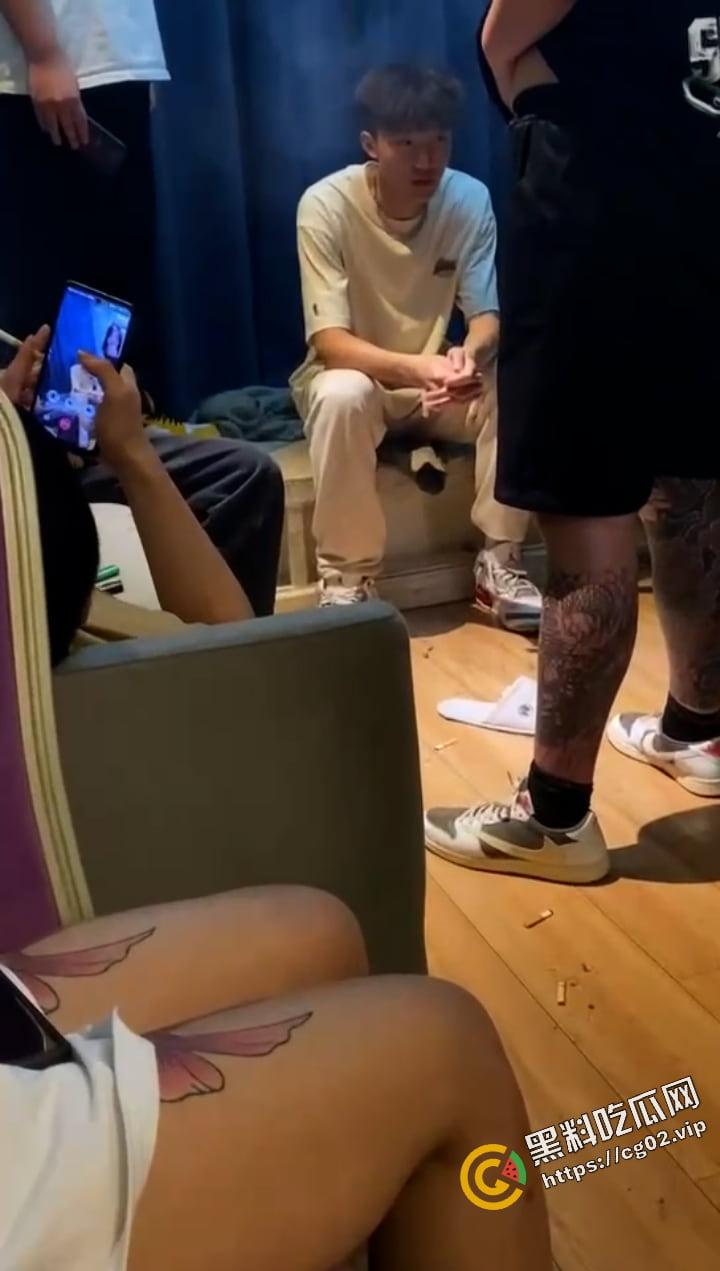 男生造女生黄谣 反被勾引到酒店戏耍 一开门 满屋子的纹身扣脚大汉 围着他暴打羞辱  第13张