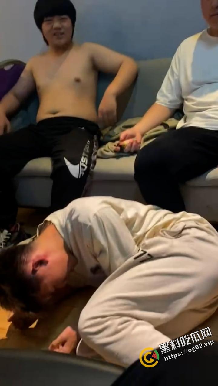 男生造女生黄谣 反被勾引到酒店戏耍 一开门 满屋子的纹身扣脚大汉 围着他暴打羞辱  第14张