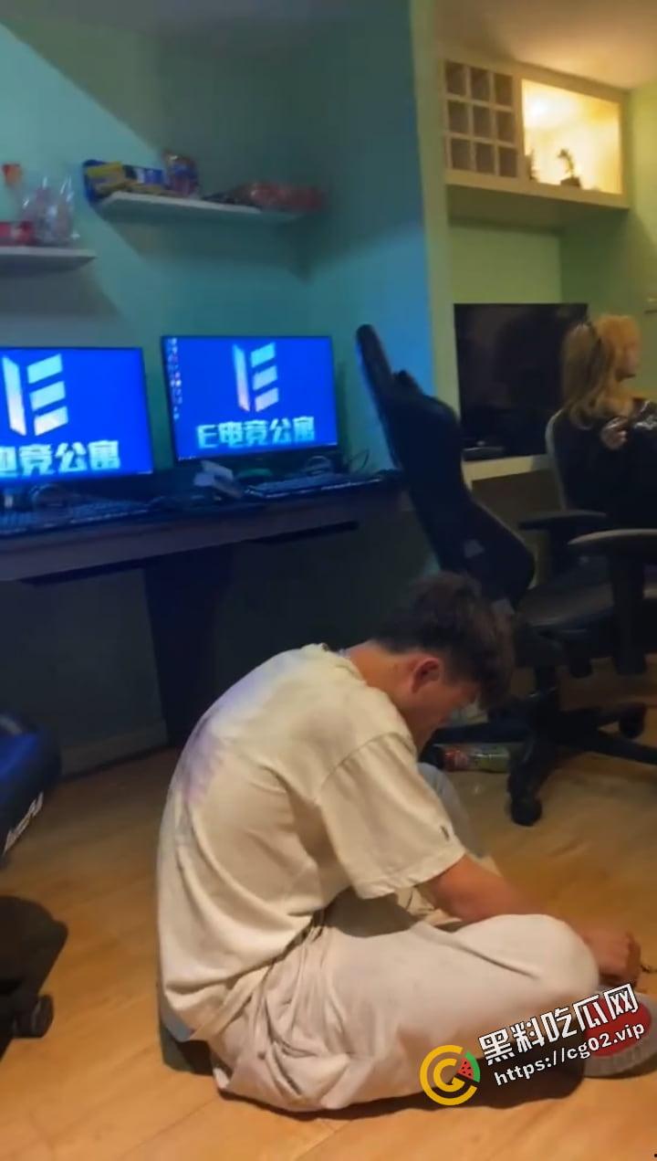 男生造女生黄谣 反被勾引到酒店戏耍 一开门 满屋子的纹身扣脚大汉 围着他暴打羞辱  第18张