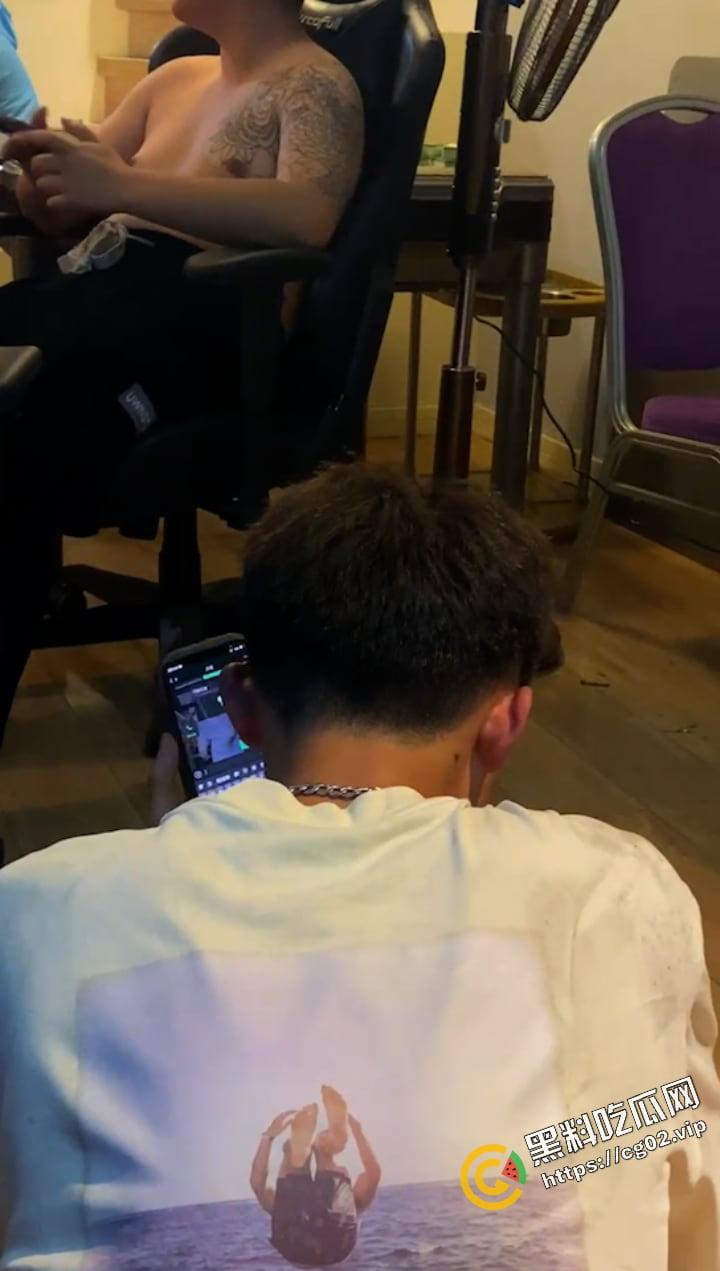 男生造女生黄谣 反被勾引到酒店戏耍 一开门 满屋子的纹身扣脚大汉 围着他暴打羞辱  第19张