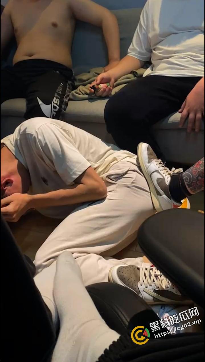 男生造女生黄谣 反被勾引到酒店戏耍 一开门 满屋子的纹身扣脚大汉 围着他暴打羞辱  第20张