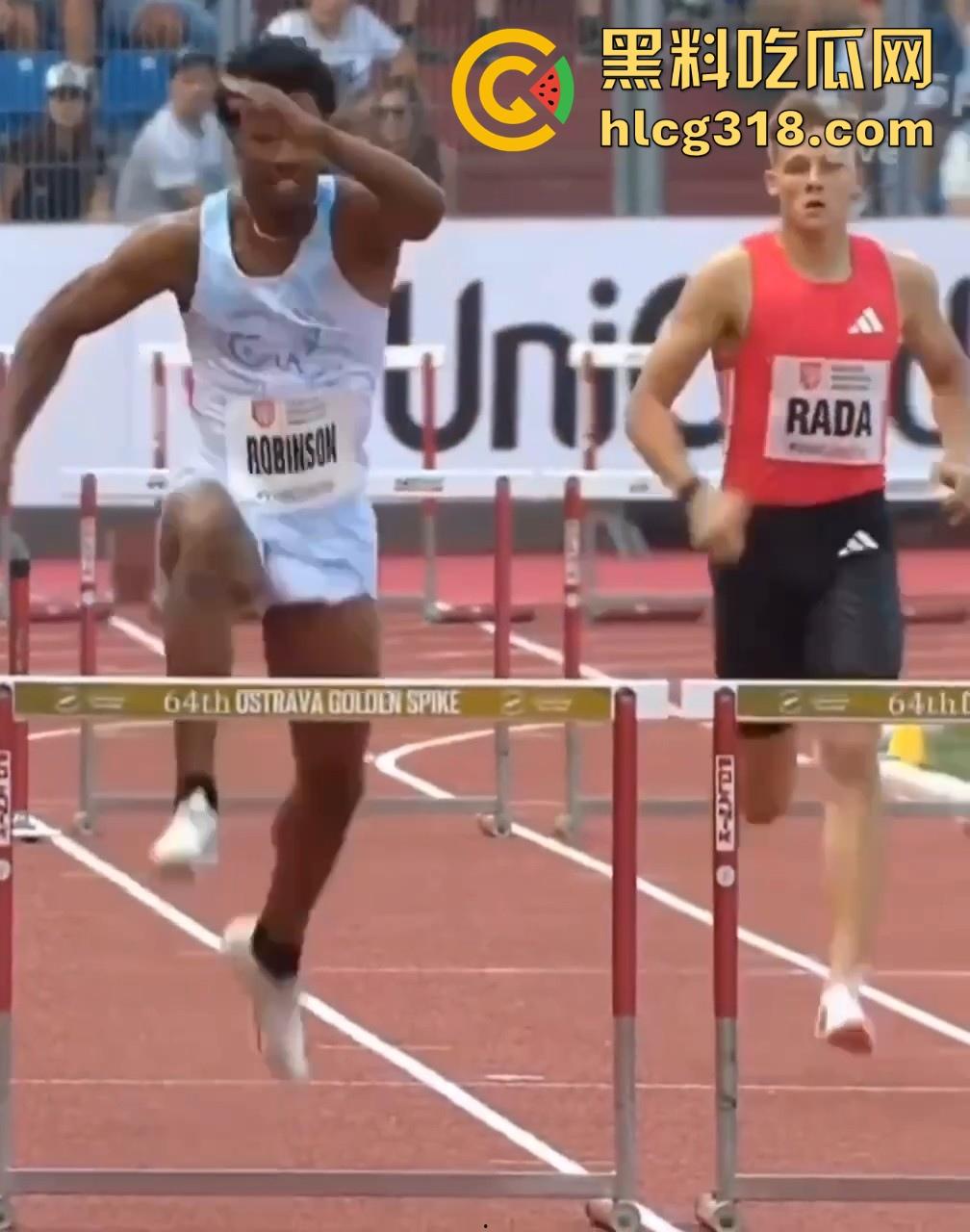 奥斯特拉瓦大奖赛400跨栏决赛惊现走光事故！【克里.罗宾森】牛子从短裤裤管中滑出，摇摇晃晃拿了个冠军！  第3张