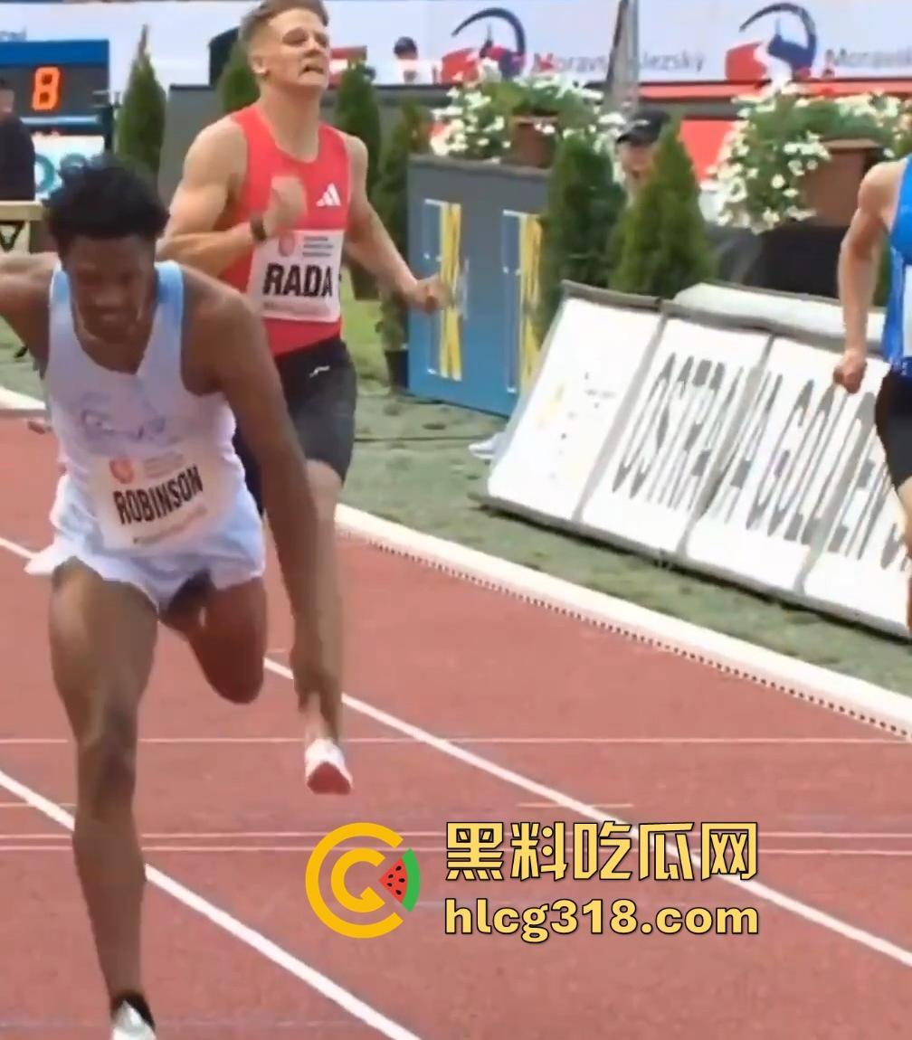 奥斯特拉瓦大奖赛400跨栏决赛惊现走光事故！【克里.罗宾森】牛子从短裤裤管中滑出，摇摇晃晃拿了个冠军！  第6张